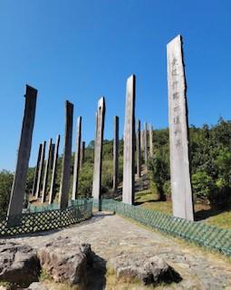 心經簡林
心經簡林將38根刻有「心經」經文的木柱配合山形地勢來分佈,並依經文順序排成「 8 」字(即「 ∞ 」無限符號) ,象徵「無限」 、 「無量」 ,以示宇宙人生變化無定的道理。在山坡上最高位置的... 心經簡林
心經簡林將38根刻有「心經」經文的木柱配合山形地勢來分佈,並依經文順序排成「 8 」字(即「 ∞ 」無限符號) ,象徵「無限」 、 「無量」 ,以示宇宙人生變化無定的道理。在山坡上最高位置的...