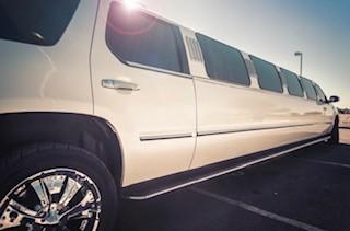 冷知識
世界最長禮車「美國夢」是超級加長型禮車,全長共30.5米,車上不但有露天游泳池和迷你高爾夫球場,車尾處還有提供輕型直升機降落。它的載客上限為70人,車廂內還配置數個房間,以及電視、冰箱、按摩浴... 冷知識
世界最長禮車「美國夢」是超級加長型禮車,全長共30.5米,車上不但有露天游泳池和迷你高爾夫球場,車尾處還有提供輕型直升機降落。它的載客上限為70人,車廂內還配置數個房間,以及電視、冰箱、按摩浴...