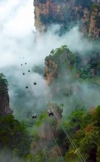 張家界
張家界東臨常德市,南達懷化市,西南界湘西州,西北接湖北省恩施州。地處武陵山脈腹地,地形以山地為主。石灰岩分布廣泛,多岩溶、峰林、溶洞等地貌。澧水橫貫全境,並有漊水等支流。 張家界以有有山有水,... 張家界
張家界東臨常德市,南達懷化市,西南界湘西州,西北接湖北省恩施州。地處武陵山脈腹地,地形以山地為主。石灰岩分布廣泛,多岩溶、峰林、溶洞等地貌。澧水橫貫全境,並有漊水等支流。 張家界以有有山有水,...