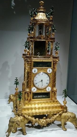 名貴古董鐘

這座古董鐘設計獨特，由四匹象把守四角，除鐘面外，上面分兩層，頂成鐘型，金光閃閃，很有氣派。...