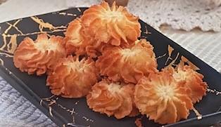 椰香曲奇餅

將香脆鬆化的牛油曲奇加入椰奶及椰絲豐富口感，吃起來味道層次分明，香口不賸。...