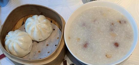 下午茶孖寶

柴魚花生豬骨粥和素菜包是一下午茶孖寶選擇之一。...