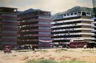 徙置區
徙置區是香港早期的出租公共房屋,於1954年至1975年間興建,主要分布於較早開發的衛星城市和新市鎮,由徙置事務處管理。1973年,屋宇建設委員會改制成為香港房屋委員會;徙置區與其他政府出租... 徙置區
徙置區是香港早期的出租公共房屋,於1954年至1975年間興建,主要分布於較早開發的衛星城市和新市鎮,由徙置事務處管理。1973年,屋宇建設委員會改制成為香港房屋委員會;徙置區與其他政府出租...