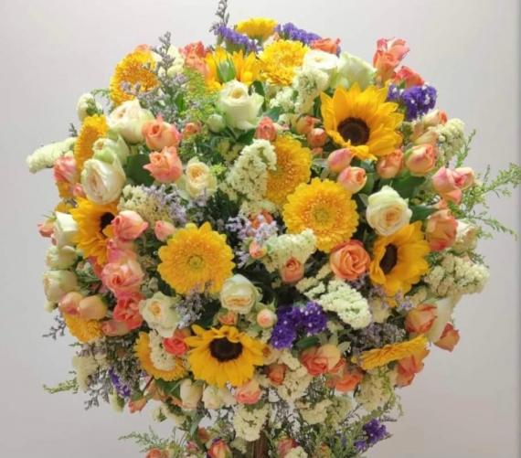 花球

這花球用了不少花去製作，色彩鮮艷迷人，人見人愛。...