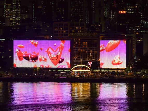 心連心香港藝術展
由信和集團參與康樂及文化事務署呈獻「藝術@維港」活動在尖沙咀中心及帝國中心可見6700平方米、有134,000顆變色LED原點組成的巨型LED多媒體幕牆展出「心連心香港藝術展」。... 心連心香港藝術展
由信和集團參與康樂及文化事務署呈獻「藝術@維港」活動在尖沙咀中心及帝國中心可見6700平方米、有134,000顆變色LED原點組成的巨型LED多媒體幕牆展出「心連心香港藝術展」。...