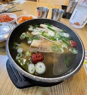 牛肋骨湯
最近天氣稍稍轉涼,若想吃一些暖胃的食物,例如這道「韓式牛肋骨湯」,湯頭順喉香甜,好喝又健康,營養價值高,不但能補血氣,而且更有效恢復體力。另外可簡單的配上雜米飯或刀削麵,就能變成多一道美食... 牛肋骨湯
最近天氣稍稍轉涼,若想吃一些暖胃的食物,例如這道「韓式牛肋骨湯」,湯頭順喉香甜,好喝又健康,營養價值高,不但能補血氣,而且更有效恢復體力。另外可簡單的配上雜米飯或刀削麵,就能變成多一道美食...