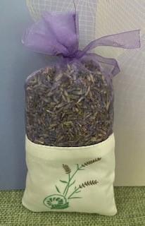 薫衣草乾花
薰衣草在開花後需要剪斷它的花莖,一般從花下的第一節開始剪,如果要做插花,枝條可以多留一點。修剪後將它放到溫暖乾燥的房間,用繩子倒吊起來,不要碰到牆壁,等待自然風乾。也可以用微波爐烘乾,但... 薫衣草乾花
薰衣草在開花後需要剪斷它的花莖,一般從花下的第一節開始剪,如果要做插花,枝條可以多留一點。修剪後將它放到溫暖乾燥的房間,用繩子倒吊起來,不要碰到牆壁,等待自然風乾。也可以用微波爐烘乾,但...