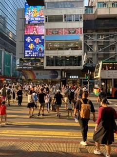 新措施

從明天起，抵港人士已改為零加三。今天大街小巷可見人來人往，社交活動越來越多了。...