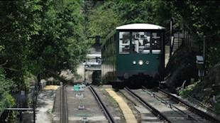 山頂纜車
山頂纜車終於重開，翻新後的第六代山頂纜車換上復古綠色車身，載客量有210人，加闊車窗之餘更增設全景天窗，令乘客觀沿途可賞飽覽天際線和綠色生態美景。...