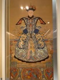 太宗文皇帝(皇太極)朝服像
這幅畫像是清乾隆15 年(1750-1751)的真品。像中皇太極泰然端坐頭戴夏朝冠,身穿繡有暗花八團龍紋、配以石青色披領和衣袖的明黃色夏朝服,服式非常雍容華貴。... 太宗文皇帝(皇太極)朝服像
這幅畫像是清乾隆15 年(1750-1751)的真品。像中皇太極泰然端坐頭戴夏朝冠,身穿繡有暗花八團龍紋、配以石青色披領和衣袖的明黃色夏朝服,服式非常雍容華貴。...