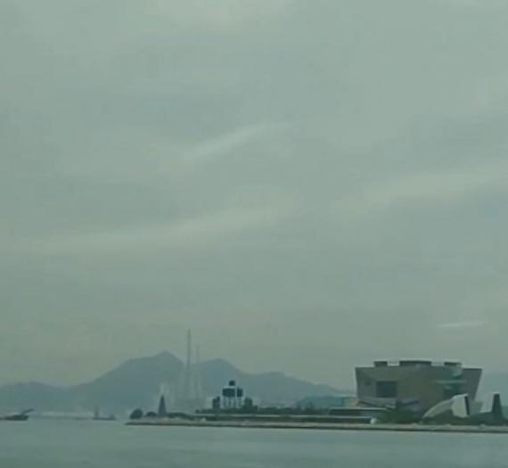 雨天海景

今天雨勢比昨天大，整個維大利亞港煙雨濛濛。...