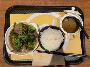 簡單晚餐

我喜歡的簡單晚餐是西蘭花炒牛肉，配白飯和燉湯。...