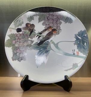 燕子
燕子是我國著名的夏候鳥。每年的春季是燕子的繁殖期,此時燕子會成雙成對的出現在天空、屋簷以及枝頭,就像談戀愛的男男女女,形影不離,因此燕子有着愛情的象徵,亦有財富的寓意。... 燕子
燕子是我國著名的夏候鳥。每年的春季是燕子的繁殖期,此時燕子會成雙成對的出現在天空、屋簷以及枝頭,就像談戀愛的男男女女,形影不離,因此燕子有着愛情的象徵,亦有財富的寓意。...