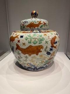 五彩魚藻圓蓋罐

明朝嘉靖（1522-1566年）江西景德鎮御窯出產的五彩魚藻圓蓋罐價值不非。...
