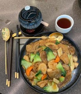素雜錦兩面黃

素雜錦兩面黃即把麵的兩面乾煎至金黃，上面放上炒好的多種素菜，很有口感。...