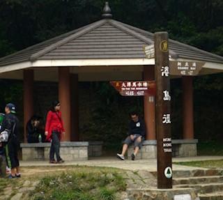 大風坳
大風坳,又稱鰂魚涌坳,是香港一個山坳,位於香港島東部大潭以北、鰂魚涌以南,畢拿山與柏架山之間。該坳有柏架山道途經,也是港島徑第五段及第六段的交接處,大風坳作為兩段港島徑的交接處,設有洗手間、遊... 大風坳
大風坳,又稱鰂魚涌坳,是香港一個山坳,位於香港島東部大潭以北、鰂魚涌以南,畢拿山與柏架山之間。該坳有柏架山道途經,也是港島徑第五段及第六段的交接處,大風坳作為兩段港島徑的交接處,設有洗手間、遊...