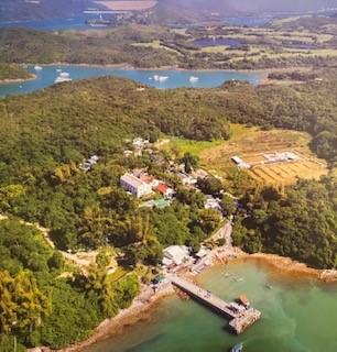 西貢鹽田梓
鹽田梓位於新界西貢海的島嶼,島上有鹽田梓村。由於鹽田梓村全村村民均信奉天主教,因而有「教友村」之稱,也被稱為天主教在香港的發源地之一。鹽田梓原為漁村,島上設有鹽田,而居民從事曬鹽工作為主;... 西貢鹽田梓
鹽田梓位於新界西貢海的島嶼,島上有鹽田梓村。由於鹽田梓村全村村民均信奉天主教,因而有「教友村」之稱,也被稱為天主教在香港的發源地之一。鹽田梓原為漁村,島上設有鹽田,而居民從事曬鹽工作為主;...