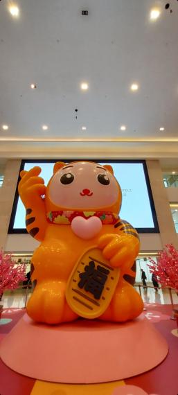 屯門某大商場
五米高 "招福花花貓"...