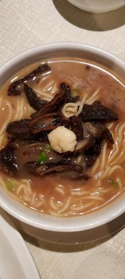 蝦爆鱔麵
麵湯是用肉湯溝鱔汁煮成...