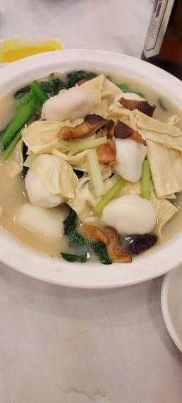 上湯浸魚腐支竹菜苗
不錯吃👍...