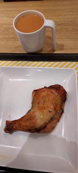 炸雞腿配熱奶茶
簡單滿足的下午茶餐...