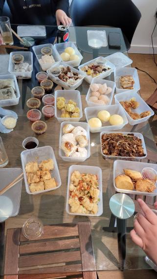 英國、伯明翰，鎮，有中國茶樓，點心琳瑯滿目，多不星數，任君選擇。大家所見到的是外賣！...